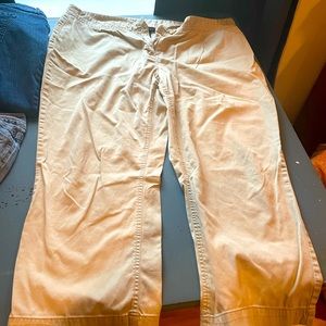 Attention khaki capris